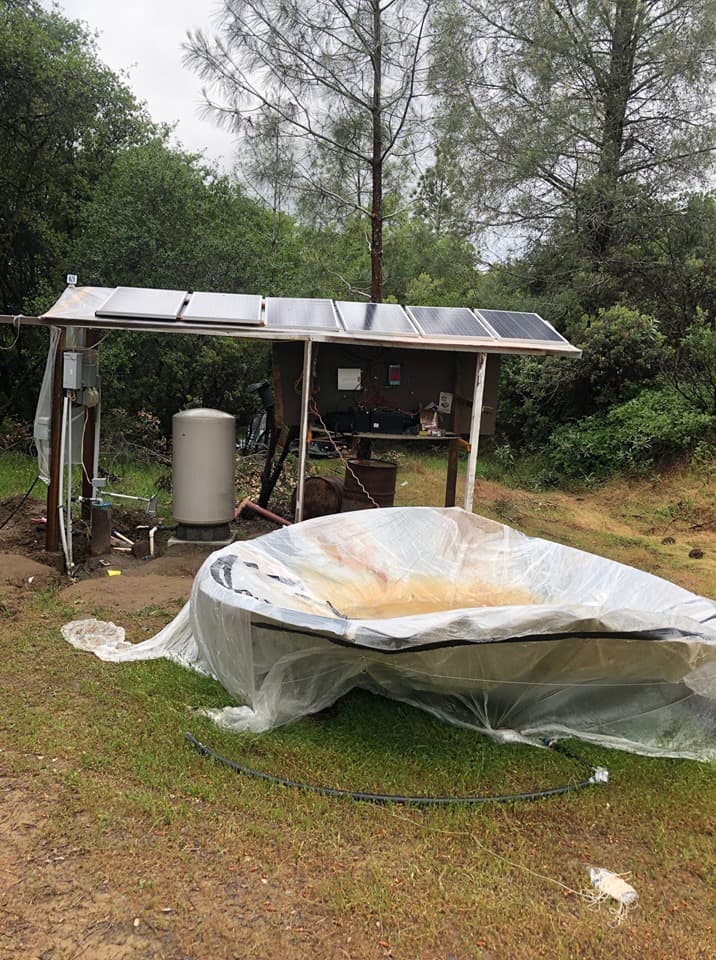 Los agentes confiscaron varios químicos para realizar pruebas de laboratorio para determinar su legalidad y poder confirmar la presencia de materiales tóxicos en la zona.