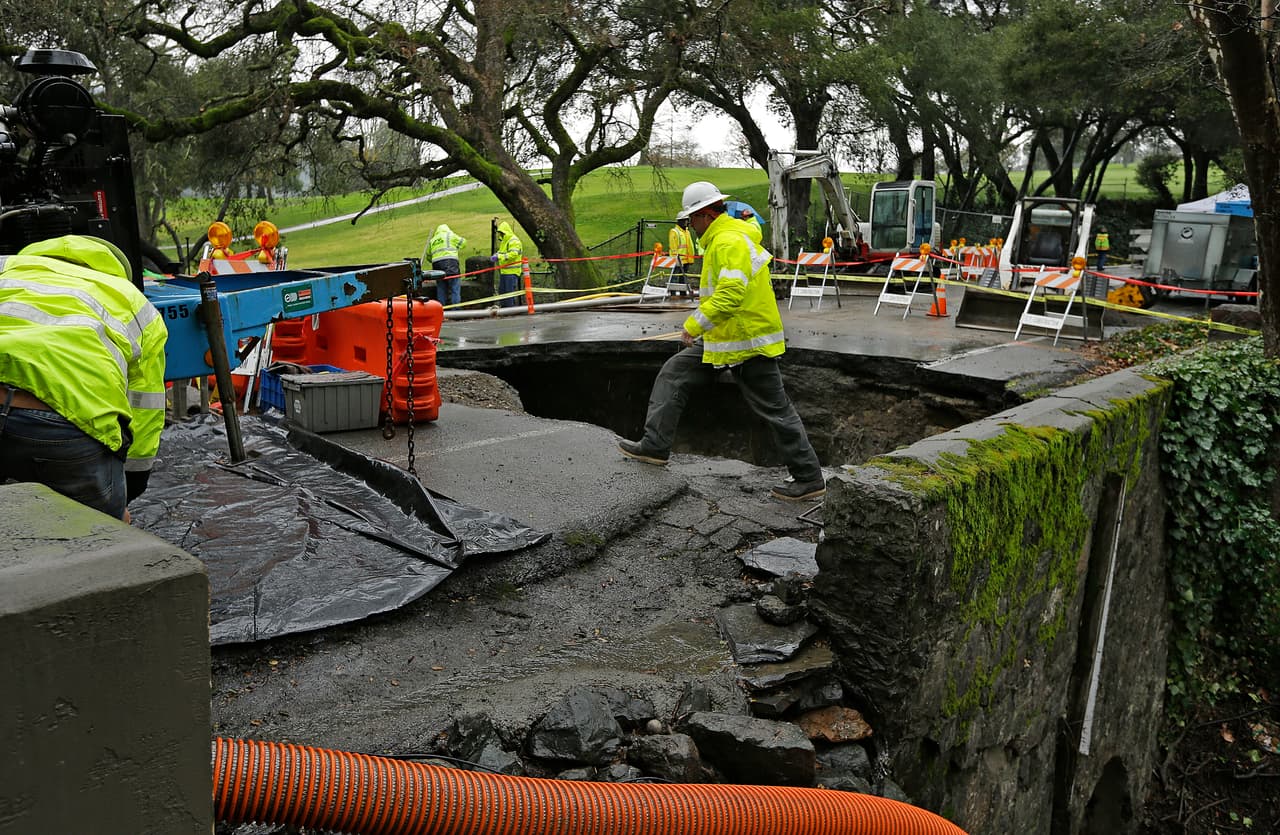 El hoyo apareció el pasado 11 de enero después de que una serie de tormentas empapara el norte del estado. El hueco mide 42 pies de ancho, 30 pies de largo y alcanza una profundidad de 22 pies, según los oficiales de Orinda.