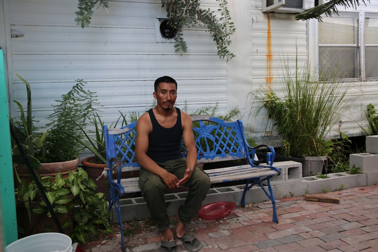 López, que nació en el estado mexicano de Chiapas, se sienta en un banco en el pequeño jardín improvisado afuera del tráiler.