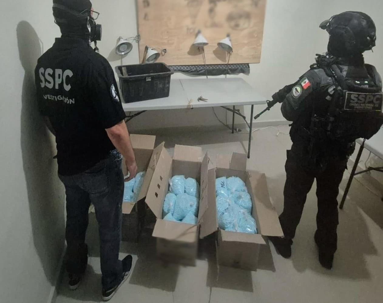 Operativo en el municipio de Villa de Álvarez, Colima. Como resultado, se aseguraron más de 9,523.97 onzas. de fentanilo, tanto en polvo como en pastillas, lo que equivale aproximadamente a 14 millones de dosis que no llegarán a las calles.
<br>