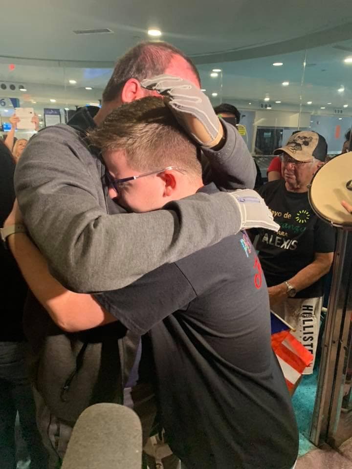 Familiares y amigos de Alexis Hernandez lo reciben en Puerto Rico tras siete meses de recuperación en San Antonio. El joven estaba recluído en un hospital especializado en quemaduras.