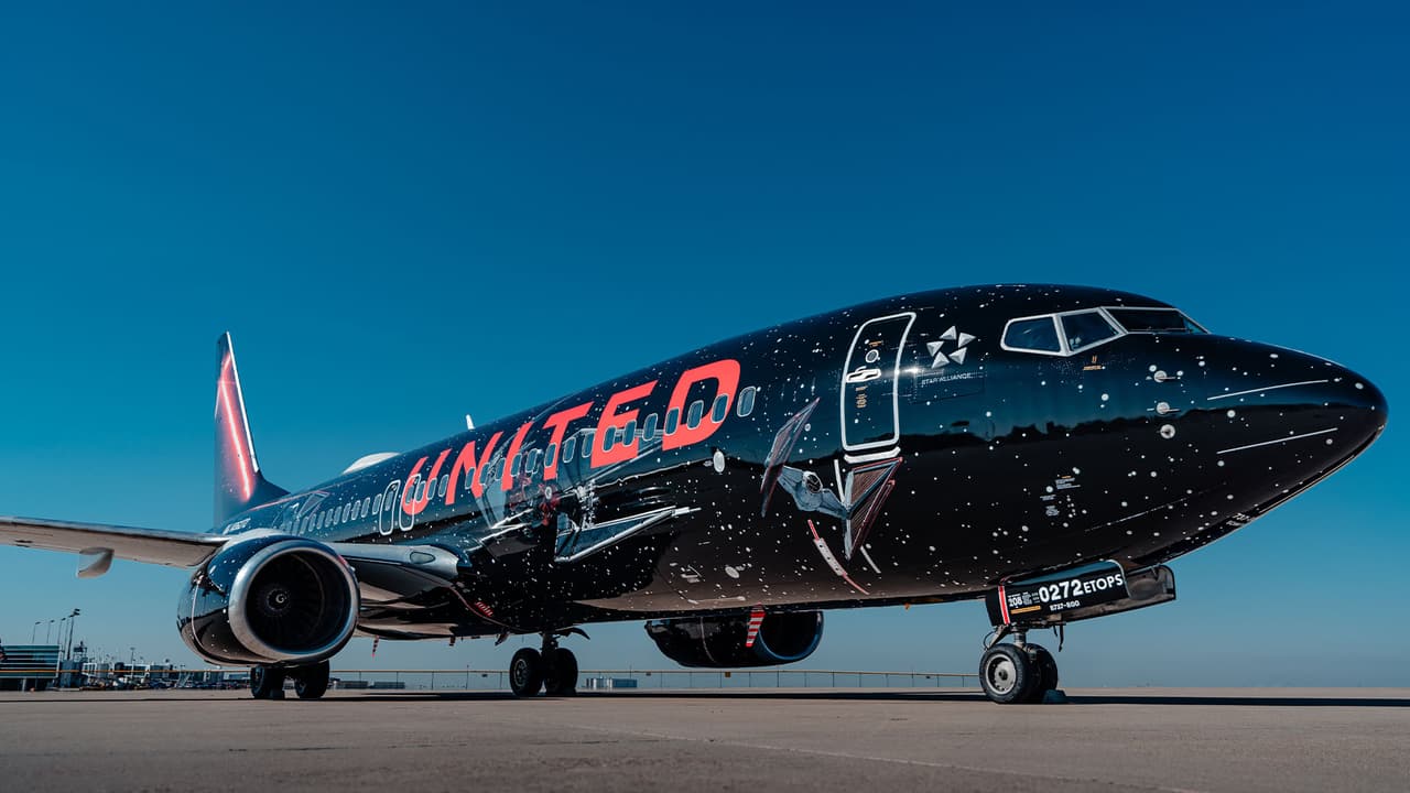 El evento fue parte de la presentación del nuevo avión de la aerolínea United. Un Boeing 737-800 con un diseño temático basado en la película “Star Wars: The Rise of Skywalker”.
