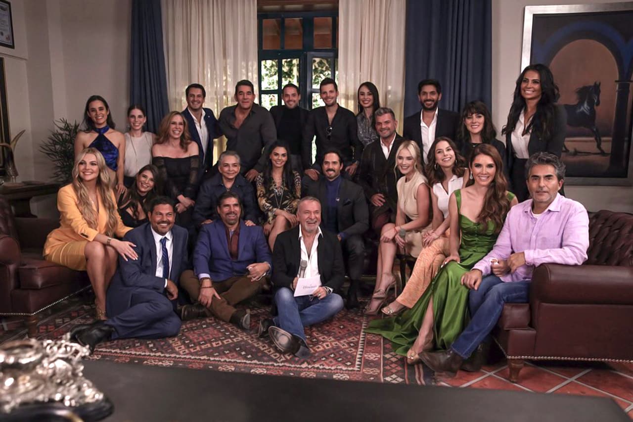 En esta producción compartirá las cámaras con
<b><a href="https://www.univision.com/temas/livia-brito" target="_blank">Livia Brito</a></b>,
<b> <a href="https://www.univision.com/temas/jose-ron" target="_blank">José Ron</a></b>,
<b><a href="https://www.univision.com/temas/marlene-favela" target="_blank">Marlene Favela</a></b>,
<b>Gonzalo García Vivanco</b>,
<b>Alberto Estrella</b>,
<b><a href="https://www.univision.com/temas/azela-robinson" target="_blank">Azela Robinson</a></b>,
<b><a href="https://www.univision.com/temas/ana-martin" target="_blank">Ana Martín</a></b>,
<b>Verónica Jaspeado</b>,
<b>Francisco Gatorno</b>,
<b><a href="https://www.univision.com/temas/raul-araiza" target="_blank">Raúl Araiza</a></b>,
<b><a href="https://www.univision.com/temas/laura-carmine" target="_blank">Laura Carmine</a></b>,
<b>Yahir</b>, entre otras estrellas.
