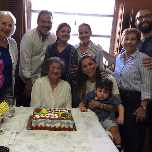 Lourdes Stephen compartió imágenes del festejo de cumpleaños de su tía Aurora.
