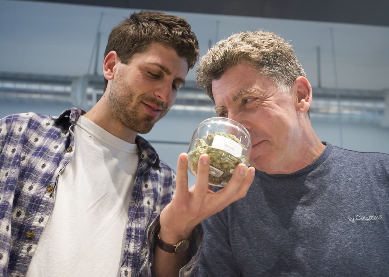 A diferencia de la marihuana de su juventud, los adultos mayores que viven en estados donde el uso medicinal de la marihuana ahora es legal, pueden acceder a una droga cuya calidad y pureza ha sido probada.