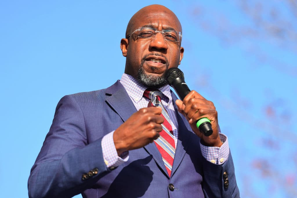 El candidato demócrata al Senado de Georgia, el reverendo Raphael Warnock, habla en el Centro Comunitario Robert Howard el 4 de enero de 2021 en Hephzibah, Georgia.