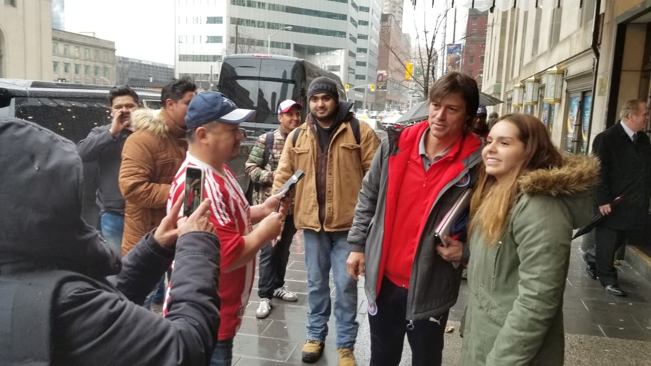 Fanáticos llegaron al sitio donde Chivas de Guadalajara se hospeda para apoyar a los jugadores previo al partido de ida de la final contra Toronto FC en la Liga de Campeones de Concacaf.