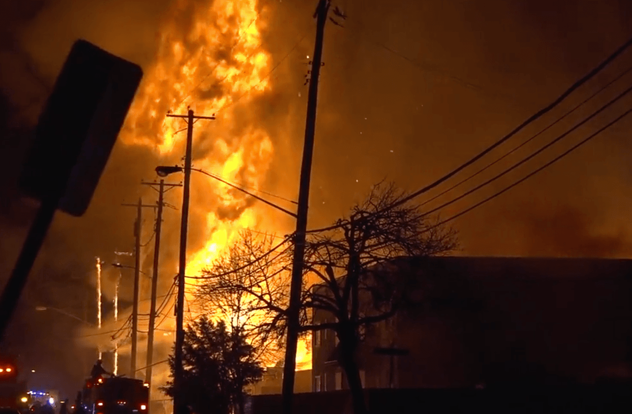 Un fuerte incendio destruye 4 unidades de apartamentos al este de Dallas