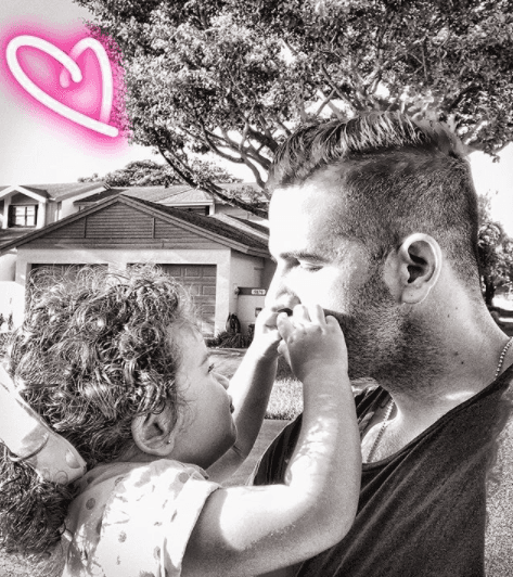 También compartió esta bella fotografía en la que confiesa que quiere robarle un beso a su hija Anabella.