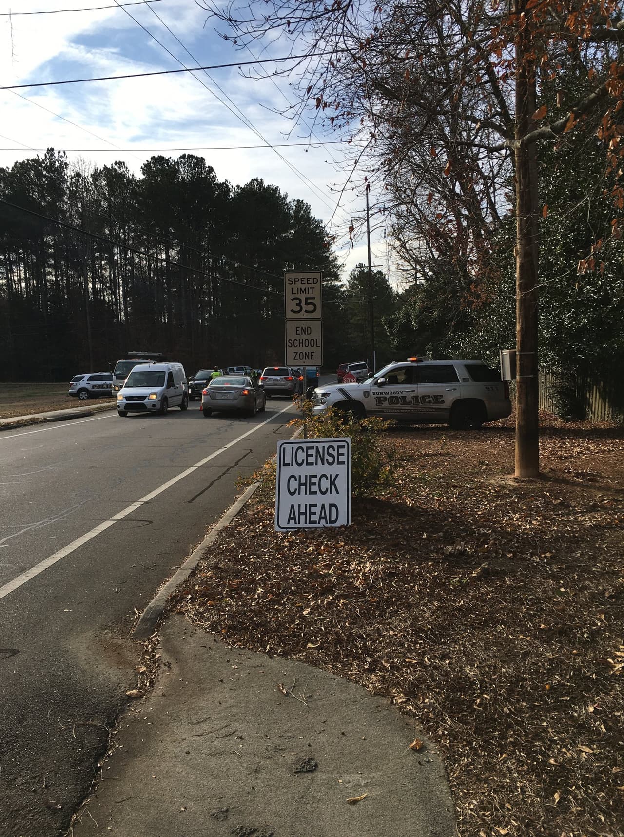 Otro control vehicular llevado a cabo este martes sobre Vermack Road terminó con cuatro arrestos por delitos menores y 43 personas multadas, dos de estas por violaciones de rutas comerciales de camiones, dijo la Policía.