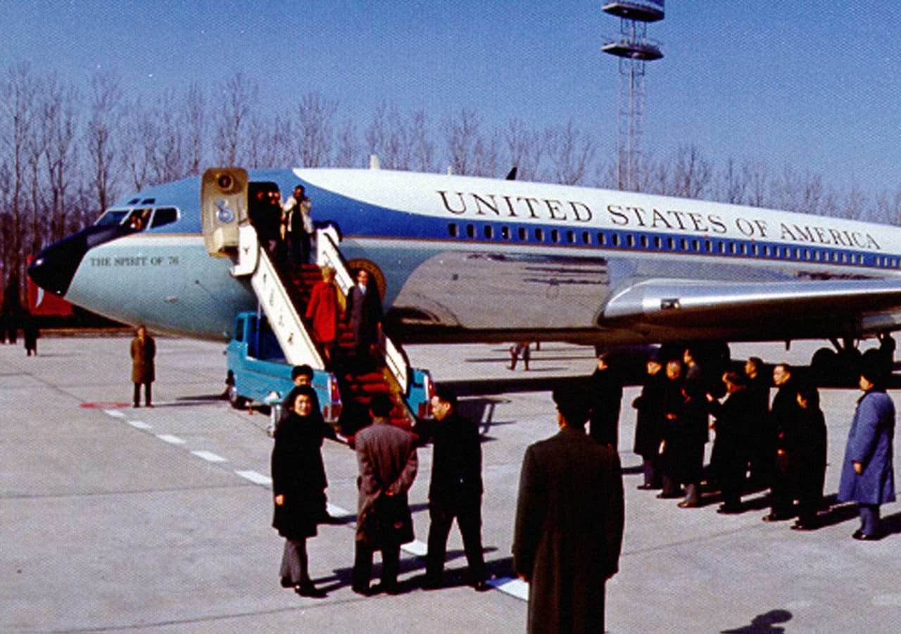 <b>Los viajes de Nixon.</b> El mismo SAM 26000 también llevó al presidente Richard Nixon en sus viajes históricos a la República Popular China y a Rusia en 1972. Más adelante, en el mismo año, el SAM 26000 se convirtió en la aeronave de reemplazo cuando otro 707, SAM 27000, lo sustituyó.