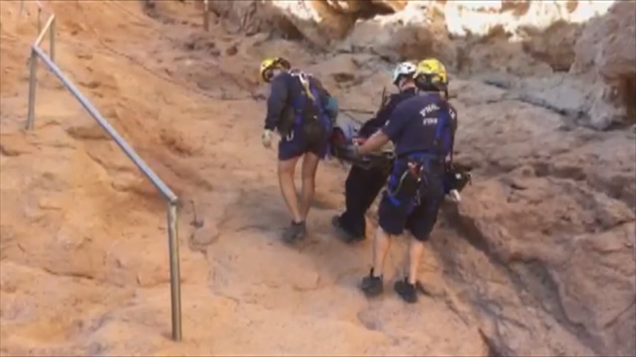 “Y la mayoría de las veces usamos lo que le llamamos el
<i>Big Wheel</i> y es como una rueda que esta debajo de una camilla y podemos asegurarla, pero allí entre ocho o 10 personas ,podemos bajar a la persona” dice Ardell Deliz, Bombera de Phoenix.
<br>
<br>
<br>