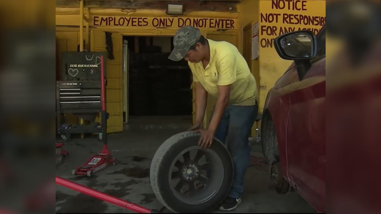 Con 103 grados a la sombra, así trabajan sin parar empleados de una llantera en San Antonio