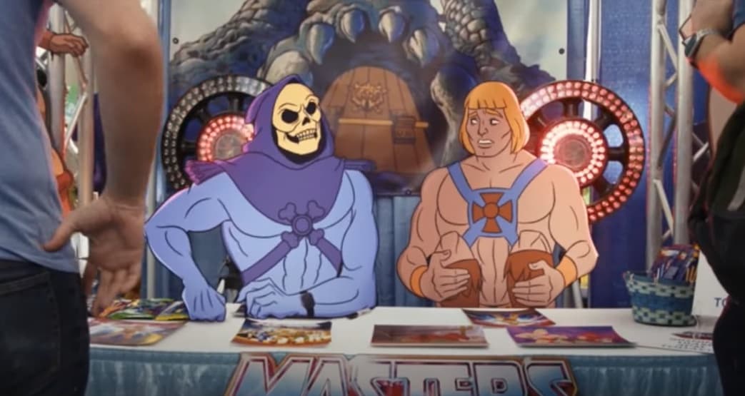 La pareja de rivales en la televisión parecen llevarse muy bien detrás de cámaras, ya que Skeletor no perdió la oportunidad de burlarse de la diminuta ropa del héroe.