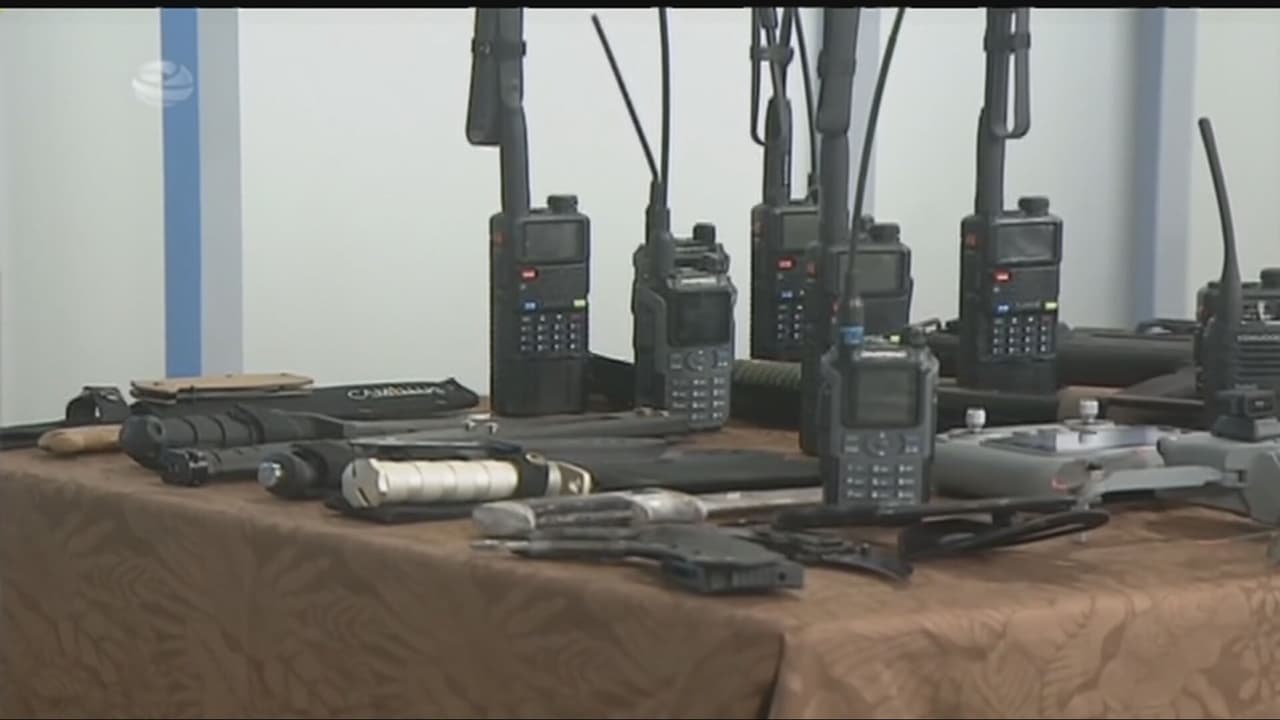 Durante el mismo programa, oficiales del régimen mostraron lo que calificaron como pruebas irrefutables de que todo se trató de un acto de infiltración para cometer terrorismo.