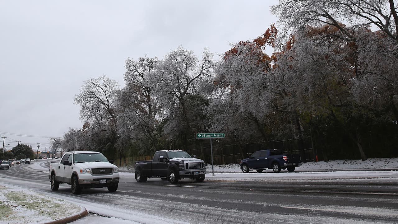 Números de emergencias que debes tener a la mano por la tormenta invernal en Texas