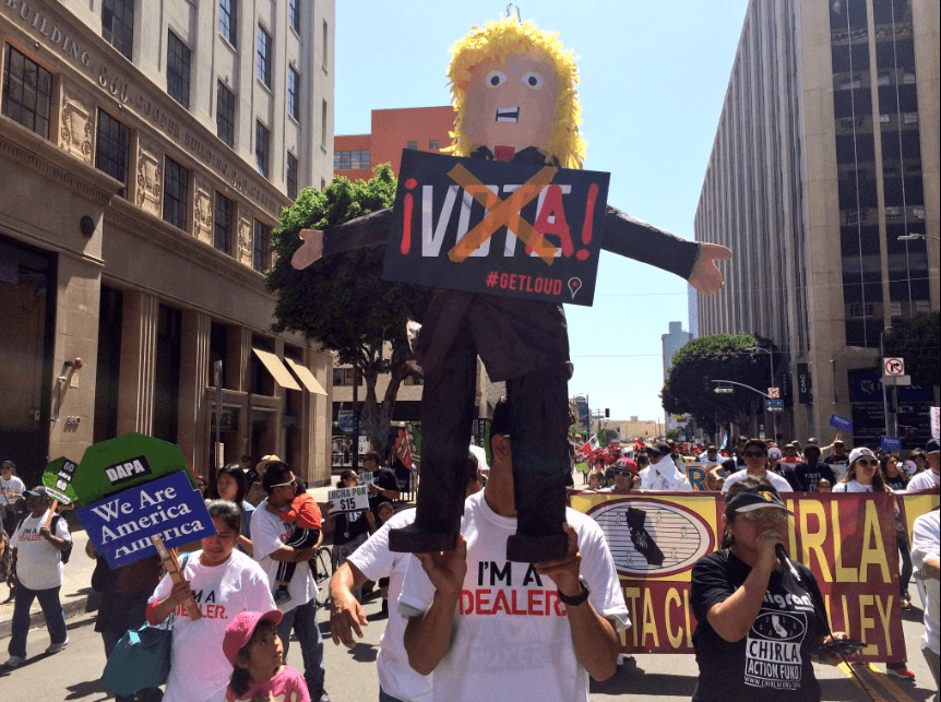 Los manifestantes convirtieron a Donald Trump en una piñata.