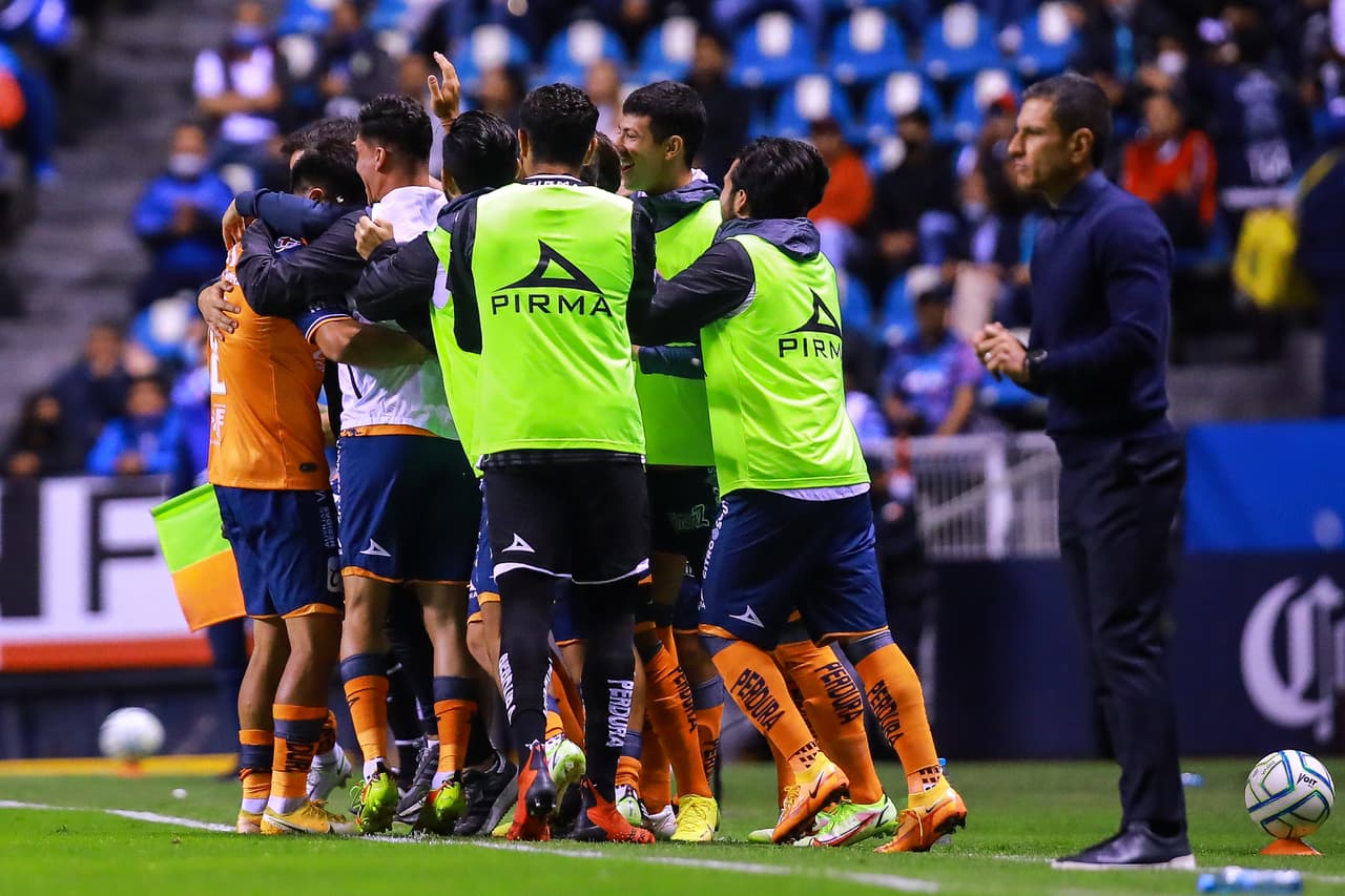 Necaxa evitó la derrota en el inicio de la Jornada 9 ante Puebla con un gol tardío de Agustín Oliveros que silenció el Estadio Cuauhtémoc. La Franja inició ganando con un tanto de Martín Barragán al minuto 15. Pero Facundo Batista encontraría el empate en el amanecer del segundo tiempo. Después Jordi Cortizo daría la vuelta para Puebla con un golazo que fue opacado por la acción de Oliveros.