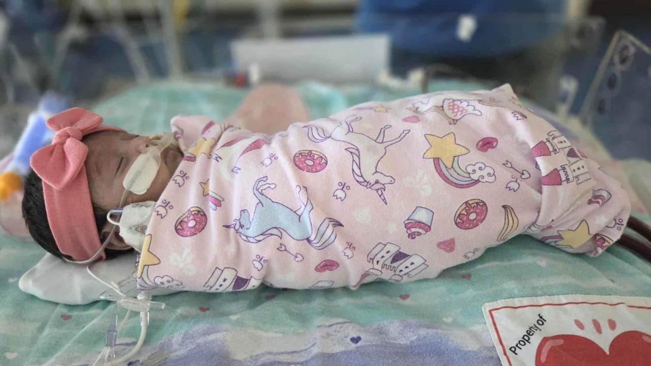 <h3 class="cms-H3-H3">El corazón que llegó antes de tiempo </h3>Contra todo pronóstico,
<b>la llamada llegó antes.</b>
<br>“Apareció ese corazón sin esperarlo.
<b>Ella era la más pequeña en la lista de espera y le llegó</b>. Fue un milagro”, relata la cardióloga.
<br>A los tres meses,
<b>Sarah recibió su nuevo corazón</b>.
<br>
<b>Se convirtió en una de las 19 pacientes que han pasado por este tipo de trasplante</b> en ese hospital en lo que va del año.
<br>Para la familia,
<b>la donación marcó un antes y un después</b>.
<br>“Nos cambiaron la vida. No puedo imaginar lo difícil que es
<b>perder un hijo y aun así decidir donar</b>”, dice Liliana.
<br>Su padre, Víctor, resume el sentimiento: “No creo que tenga palabras
<b>para agradecer lo que han hecho por nuestra hija</b>”.