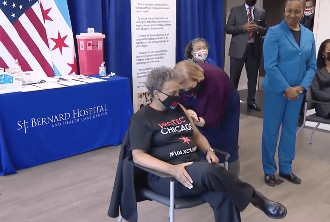 Este lunes 25 de enero empieza
<a href="https://www.univision.com/local/chicago-wgbo/vacuna-covid19-chicago-donde-y-cuando">la fase 1B en la ciudad</a> de Chicago y el resto del estado de Illinois. Todos los mayores de 65 años y trabajadores esenciales son los elegibles en recibir la vacuna en esta fase.
<b>“Es igual como recibir una vacuna de la influenza”, dijo la alcaldesa de Chicago.</b>
<br>