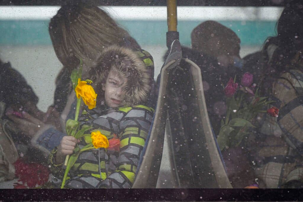 Ucranianos huyendo de su país, objeto de una invasión de tropas rusas ordenada por Vladimir Putin.