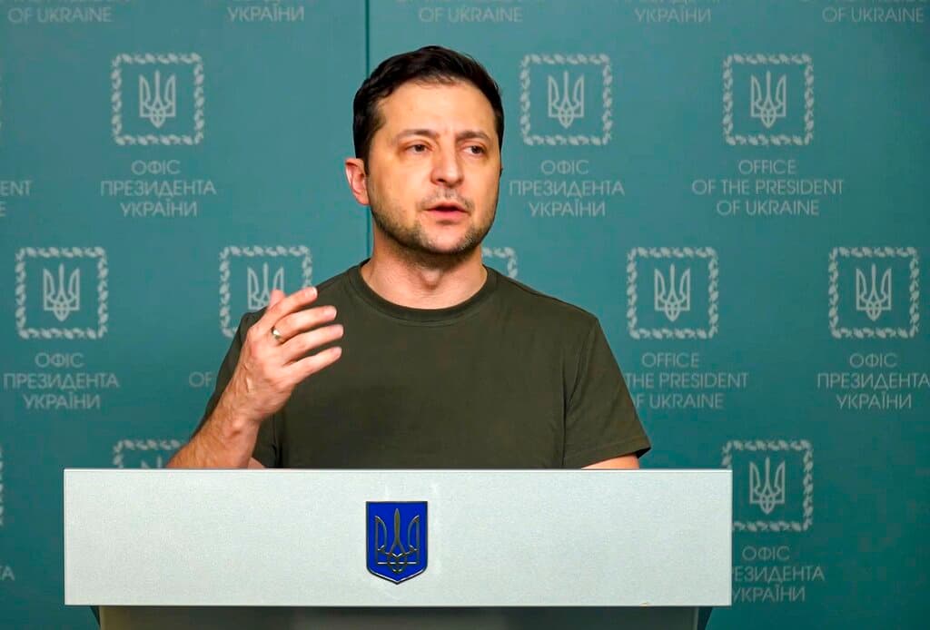 Foto de archivo del 27 de febrero de 2022, tomada de un video proporcionado por la Oficina de Prensa Presidencial de Ucrania, el presidente ucraniano Volodymyr Zelensky habla a la nación en Kiev, Ucrania.