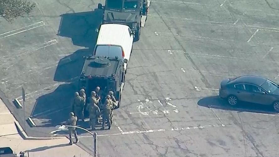 Los oficiales llegaron al estacionamiento en el lado sur de Sepúlveda Boulevard, justo al oeste de Hawthorne Boulevard, en un centro comercial no lejos del Del Amo Fashion Center en Torrance.
<br>