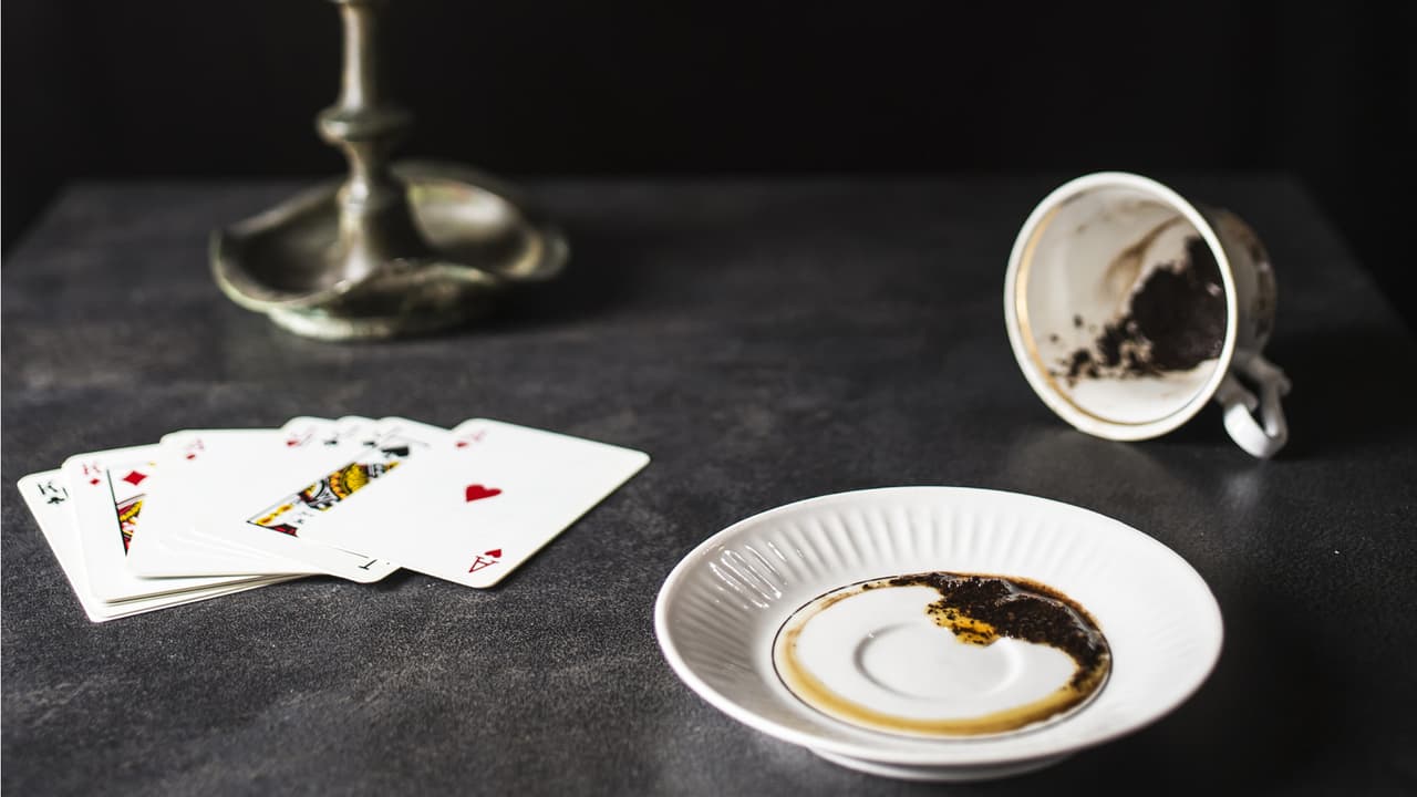 Para esto no se utiliza cualquier tipo de café. Debe ser un café grueso, esposo, molido e impalpable, que deje rastros generosos a la hora de ser bebido. En muchos sitios se utiliza el café turco. NO SIRVEN para la lectura el café instantáneo u otras formas que no sea molido y grueso.