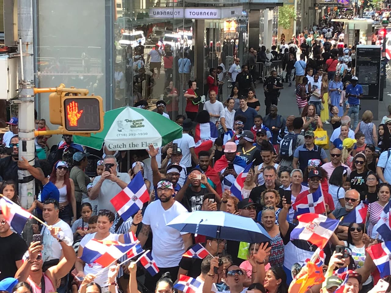 Música, baile y disfraces, en homenaje a las tradiciones dominicanas, colman el ambiente de diversión.