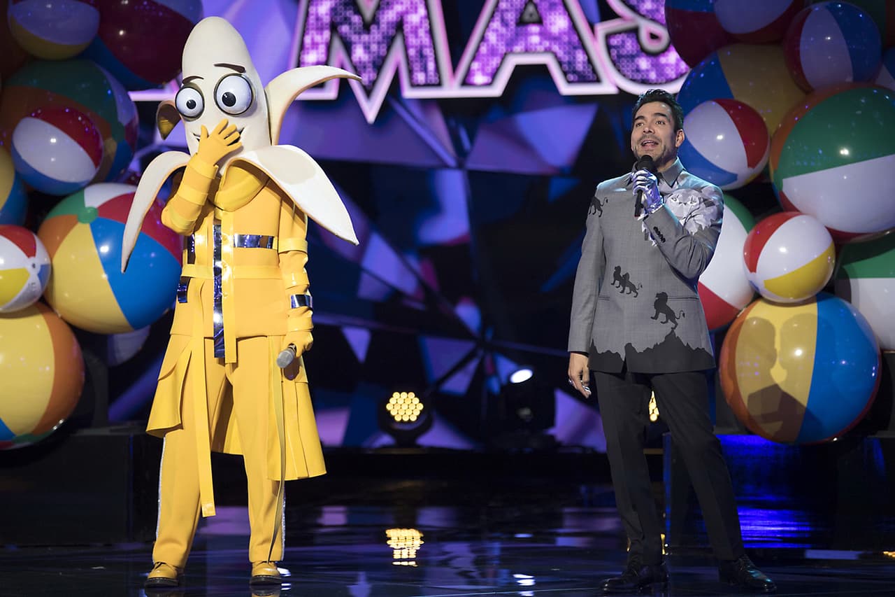 De Sousa además sorprendió a todos cuando se reveló su identidad en la segunda temporada de
<b><a href="https://www.univision.com/shows/quien-es-la-mascara" target="_blank">¿Quién Es La Máscara?</a></b>, donde hizo reír y bailar a todos con su personaje de Banana.