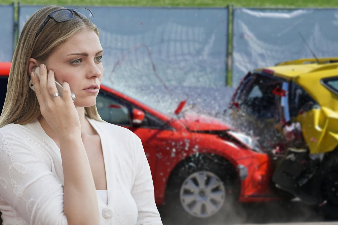 Iban de compras cuando les chocaron por detrás y la SUV seguía acelerando: un celular permitió reconstruir el accidente