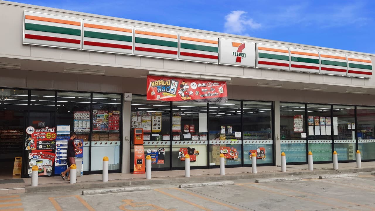 <h3 class="cms-H3-H3">Por qué 7-Eleven está haciendo este ajuste</h3> La decisión, según estableció su matriz, responde a dos factores.
<br>
<b>El primero es económico:</b> la inflación, los costos operativos y el menor gasto de algunos consumidores han reducido el rendimiento de varias tiendas.
<br>
<b>El segundo es estratégico:</b> la empresa busca enfocarse en locales más rentables, con mayor oferta de comida preparada, bebidas y productos listos para consumir.
<br>En pocas palabras:
<b>menos tiendas débiles, más tiendas que generen más ingresos.</b>