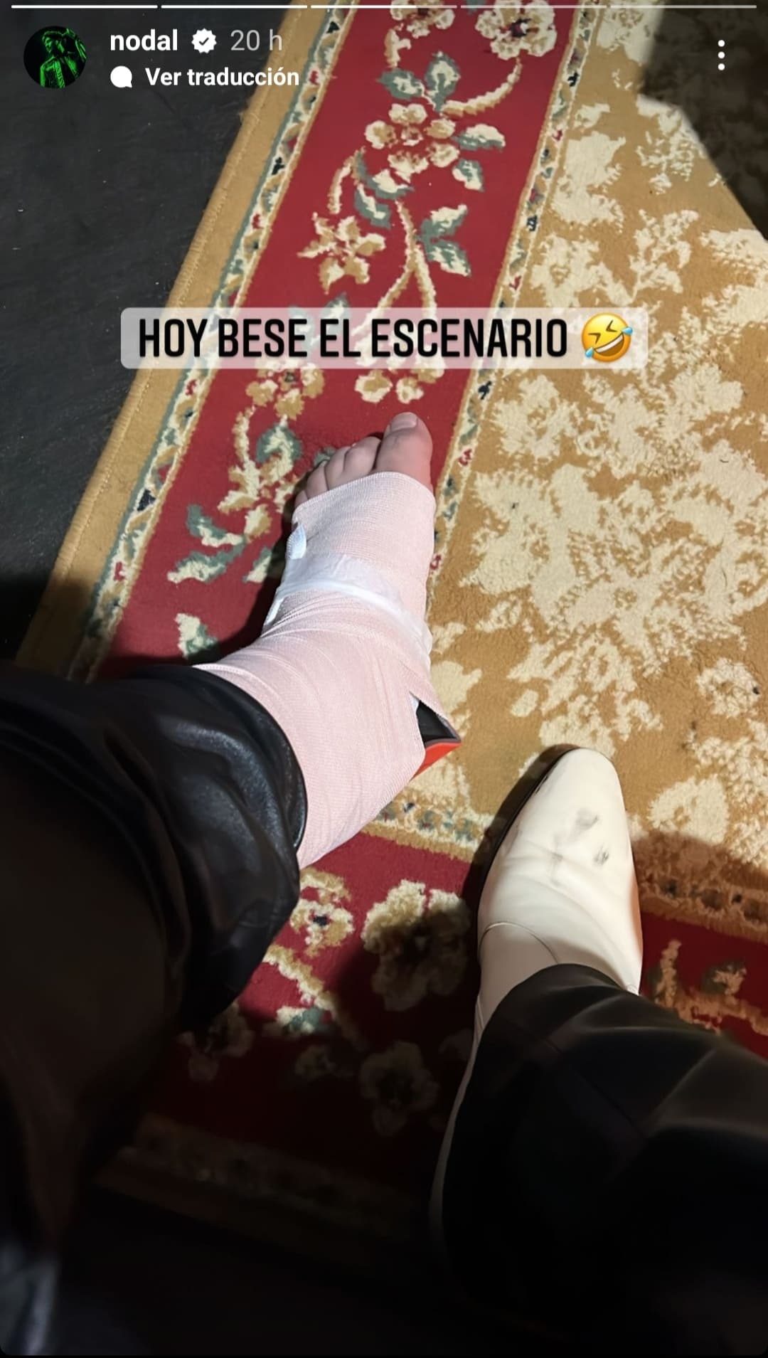 "Hoy besé el escenario", fue el mensaje de Nodal en su publicación de Instagram, donde además mostró si pie vendado.