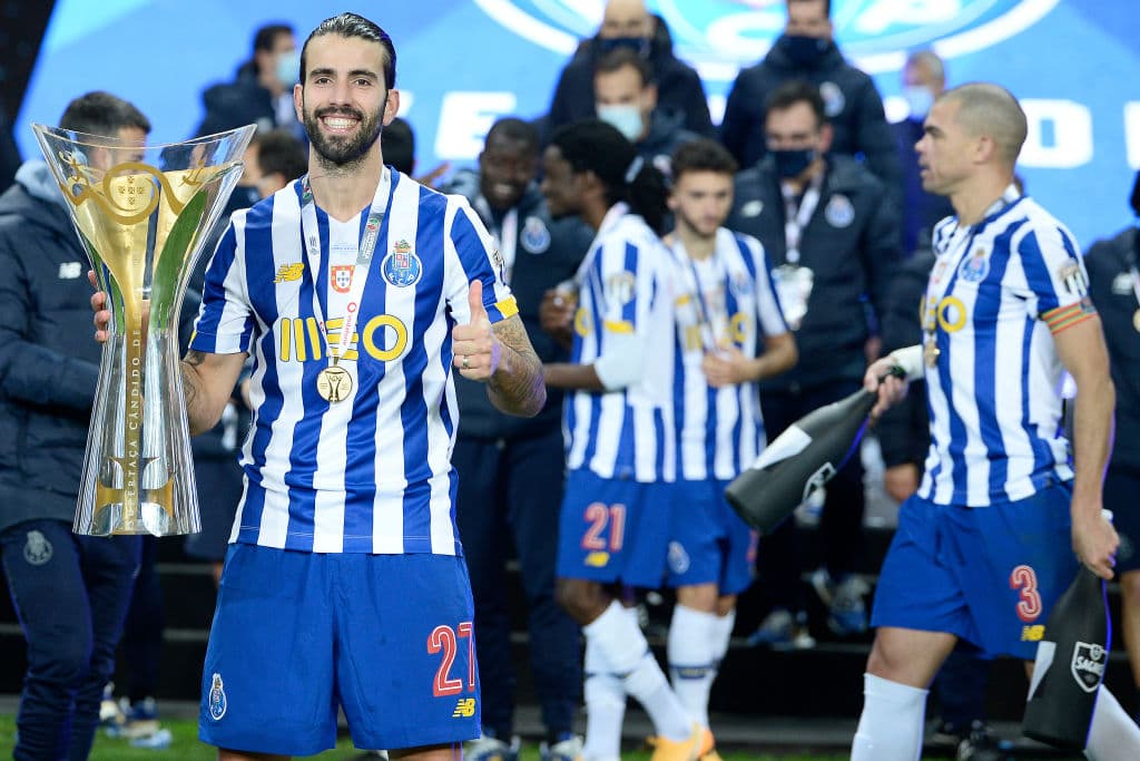 ¡Así festejó el Porto de Tecatito el triplete de Portugal! | Las espectaculares postales de la celebración de la vigesimosegunda Supercopa de los Dragones.