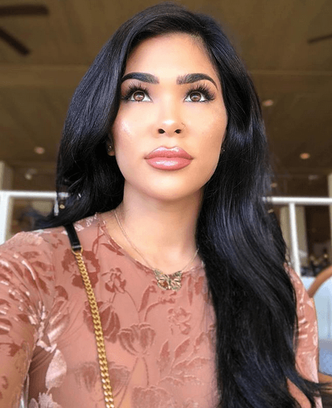 Mide 1.60 metros (5 ft 3 in) y pesa 125 libras (57 kilogramos) frente a los 1.75 metros (5 ft 9 in) y 135 libras (61 kilogramos) de su esposo.