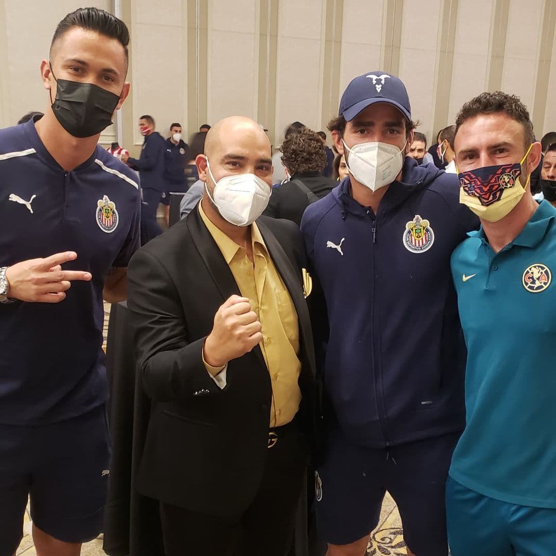 Tampoco se pudo resistir y se tomó fotos con varios de los futbolistas, tanto del América, como de Chivas del Guadalajara.