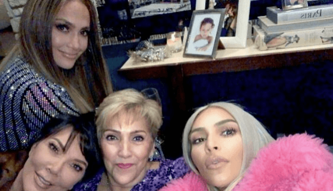La empresaria capturó para la posteridad una imagen de ella junto a su mamá, Kris Jenner, Jennifer López y la madre de la artista, Guadalupe Rodríguez.