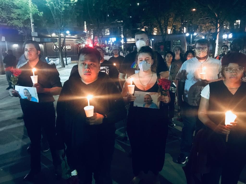 En la vigilia se leyó un poema y uno de los asistentes hizo una oración para recordar a las tres mujeres y tres hombres que murieron en el tiroteo.