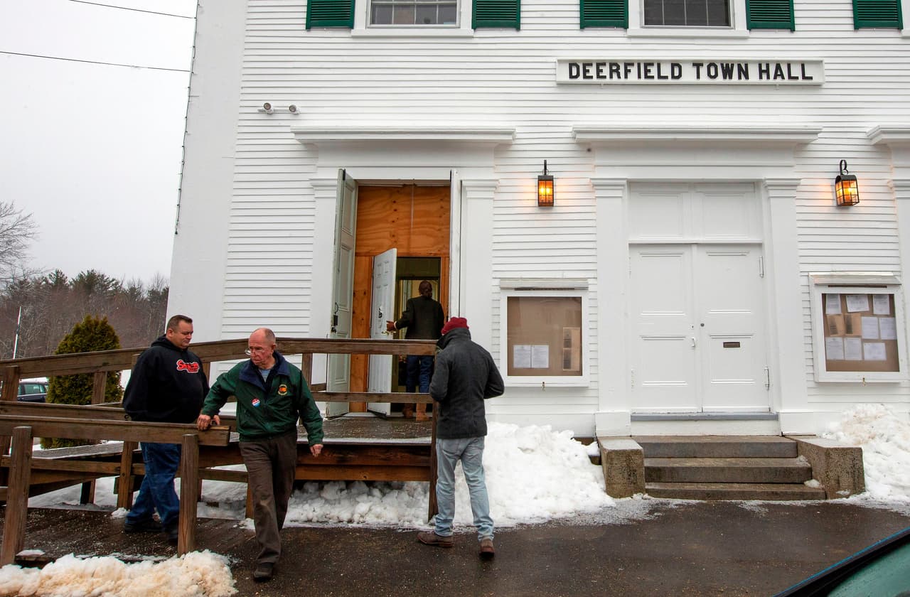 Los votantes entran y salen del Ayuntamiento de Deerfield, una ciudad de 5,000 habitantes al sur del estado. Para Sanders esta votación es una oportunidad para consolidar su dominio del área progresista del partido. Una repetición de su actuación en Iowa no le conviene a Elizabeth Warren.
<br>