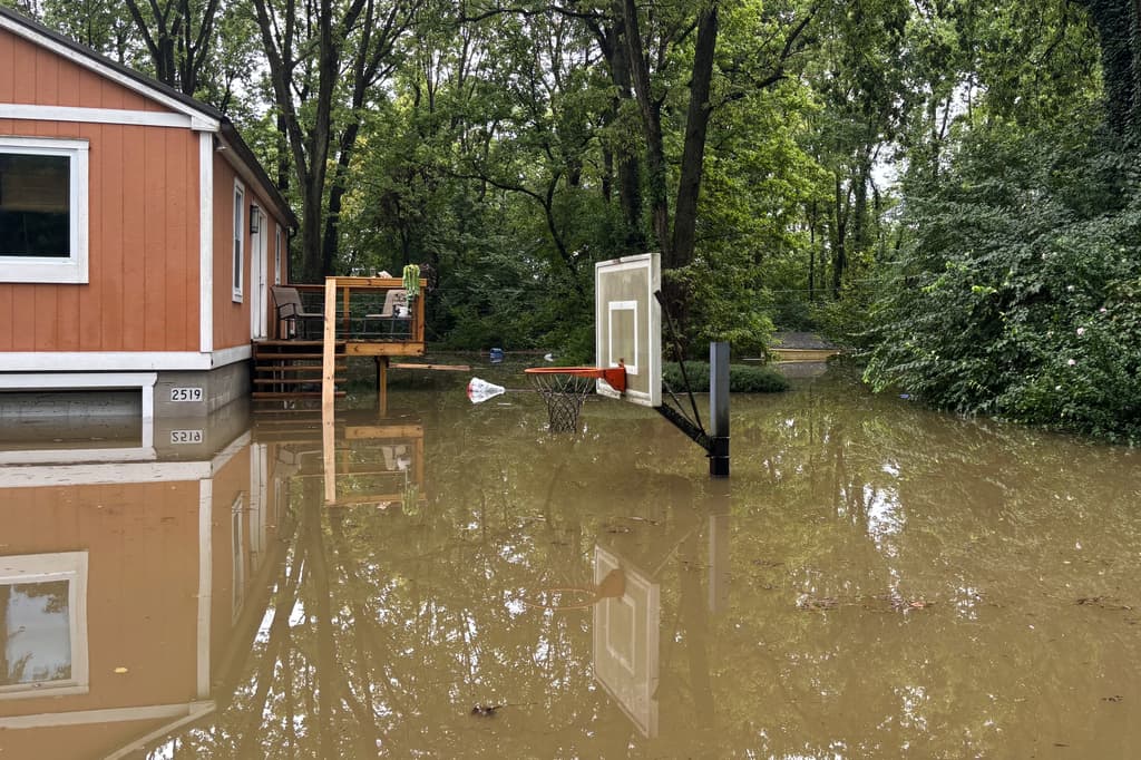 Las lluvias acumuladas superaron 11 pulgadas (28 cm) en algunas zonas en dos días, lo que elevó el White River a niveles récord, según reportes citados por IndyStar y el NWS. En Anderson y Noblesville el nivel del río superó 24 pies, y en Indianápolis se proyectó una cresta cercana a 21.1 pies para la noche del 15 de agosto.