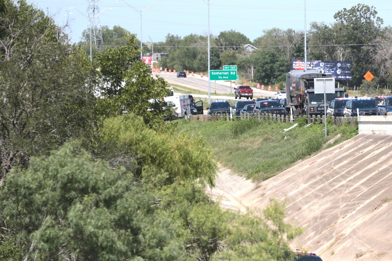 El vehículo se impactó contra un tráiler y un autobús de transporte, dejando a
<b>dos adultos mayores sin vida.</b>