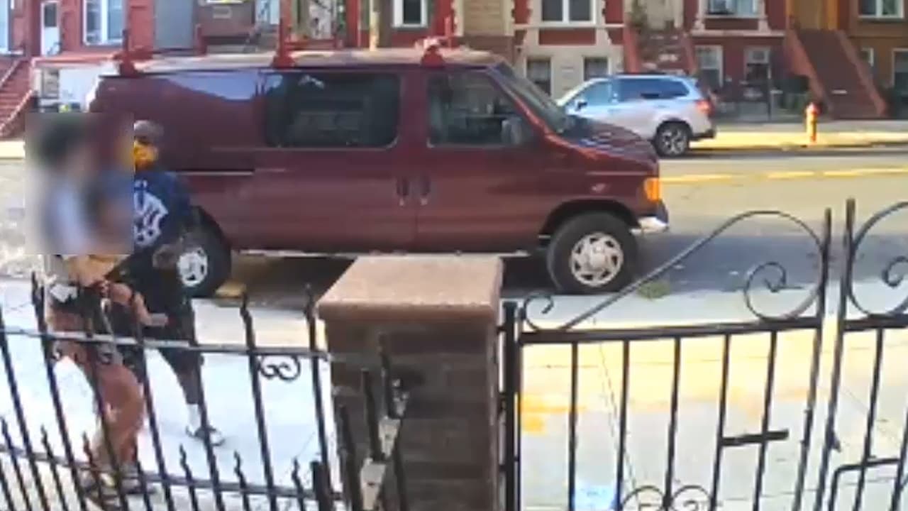 Hombre arrebata la cadena a una madre que llevaba a su bebé en brazos en Brooklyn