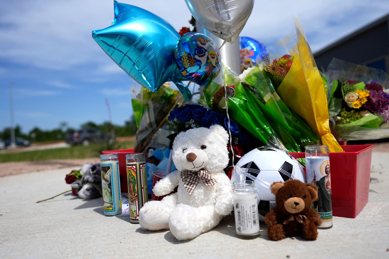 Un altar improvisado en honor de Daniel Enrique Laso, de nueve años, y el menor de las víctimas de la masacre en Cleveland, Texas. El memorial está a las afueras de la escuela primaria a la que asistía.