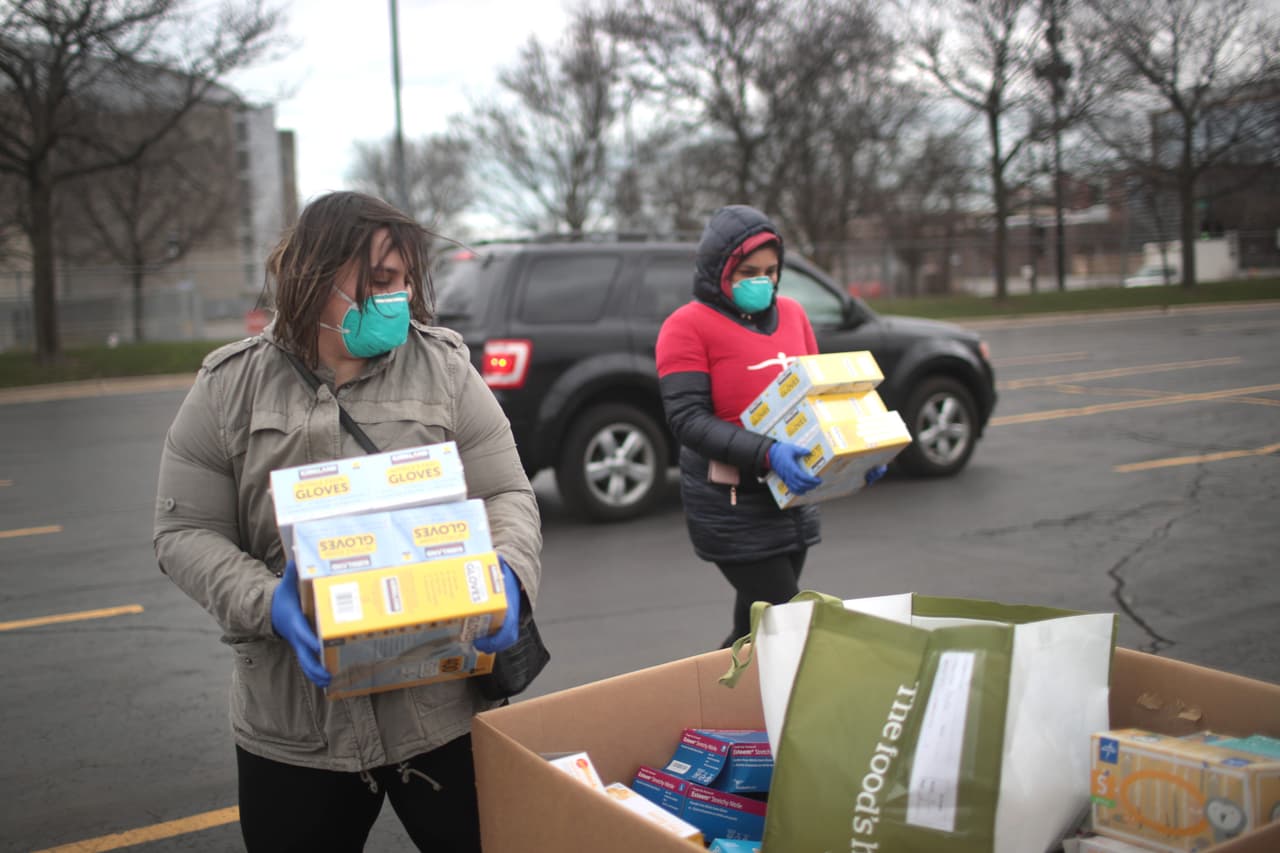 Voluntarios tienen programado repartir mascarillas y guantes de 3:00 pm a 5:00 pm el sábado en el estacionamiento
<b>CSO Sports Multiplex</b>, en la 1301 oeste de la calle 47. El esfuerzo está organizado por grupos comunitarios y la concejal Sophia King del distrito 4.