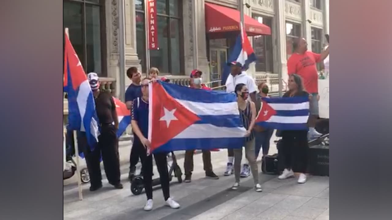 <b>Dowtown Chicago se viste de la bandera cubana: </b>
<br>Varios salieron a las calles de Chicago, pasado martes, 13 de julio, para apoyar las protestas en la isla que exigen mejores condiciones de vida.