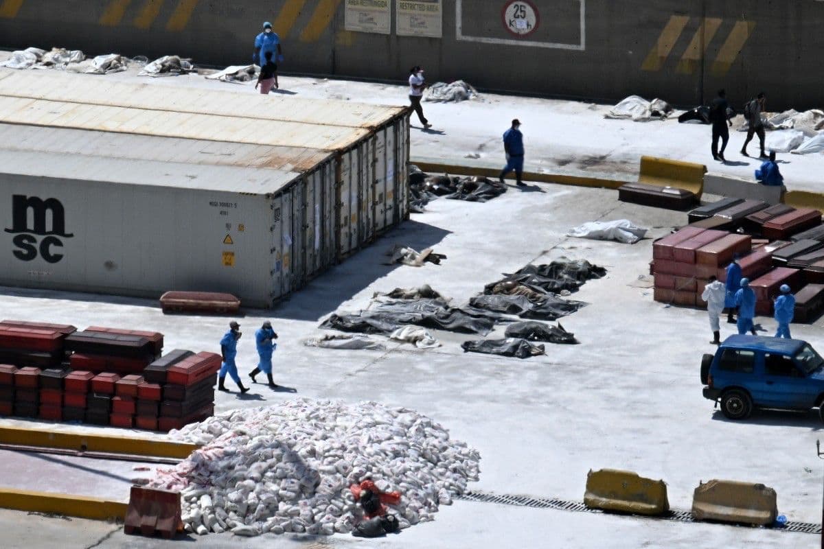 Morgue improvisada en el puerto de La Guaira