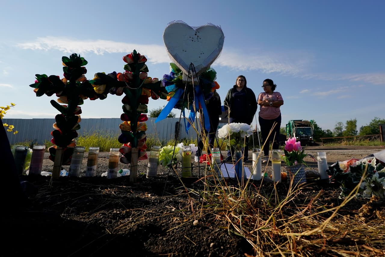 Memorial en el lugar en que encontraron el camión con los migrantes muertos.