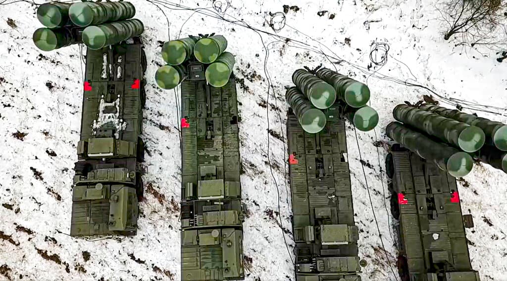 Esta imagen está tomada de un video proporcionado por el Servicio de Prensa del Ministerio ruso de Defensa este jueves 10 de febrero de 2022. El personal de combate del sistema antiaéreo S-400 inició las maniobras en el campo de instrucción en la región de Brest durante las maniobras militares Union Courage-2022 Rusia-Bielorrusia en Bielorrusia.