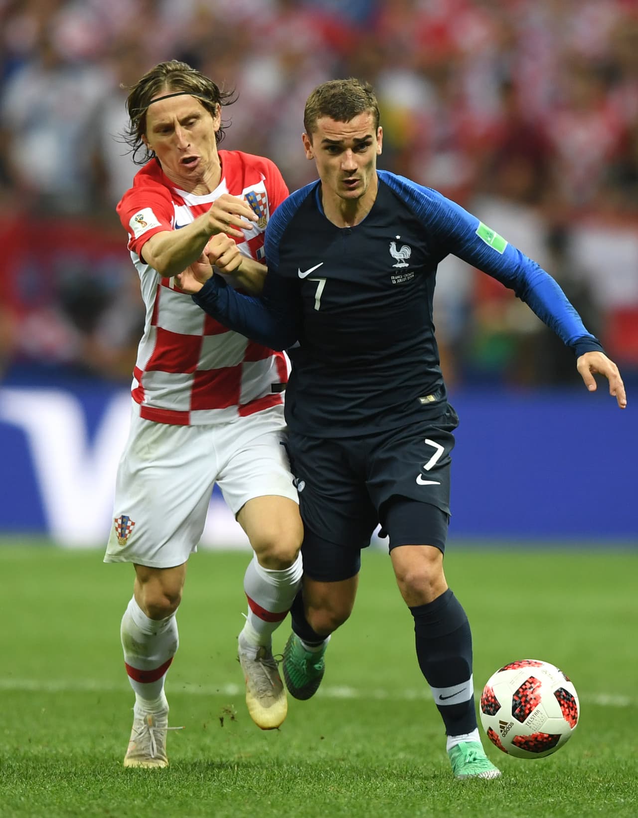 El juego comenzó complicado para Francia. Croacia atacaba mucho, tenía el balón y Griezmann tenía que luchar arriba.
