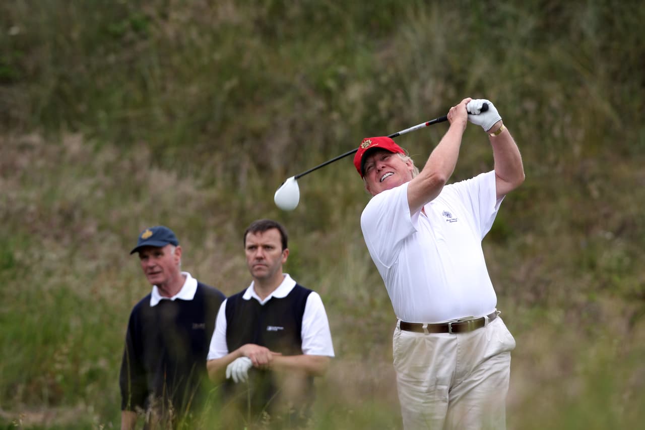 La Casa Blanca dice que Trump viaja a sus clubes por reuniones, pero estas fotos sugieren que también juega al golf